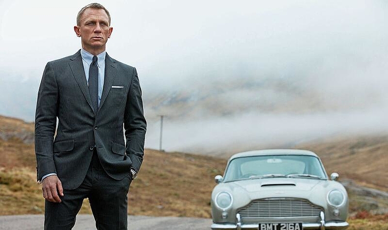 Daniel Craig in «Skyfall» als James Bond vor seinem Aston Martin DB5 auf Ganovenjagd. Bild: zvg