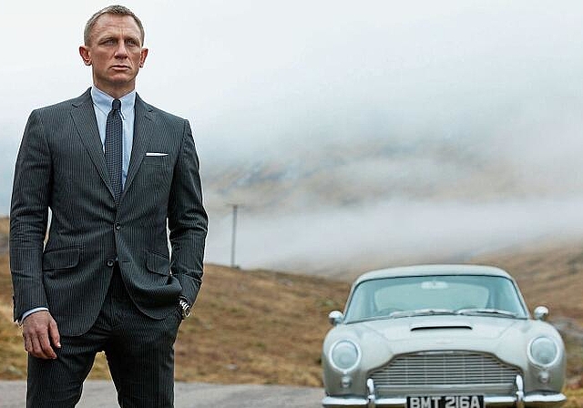 Daniel Craig in «Skyfall» als James Bond vor seinem Aston Martin DB5 auf Ganovenjagd. Bild: zvg