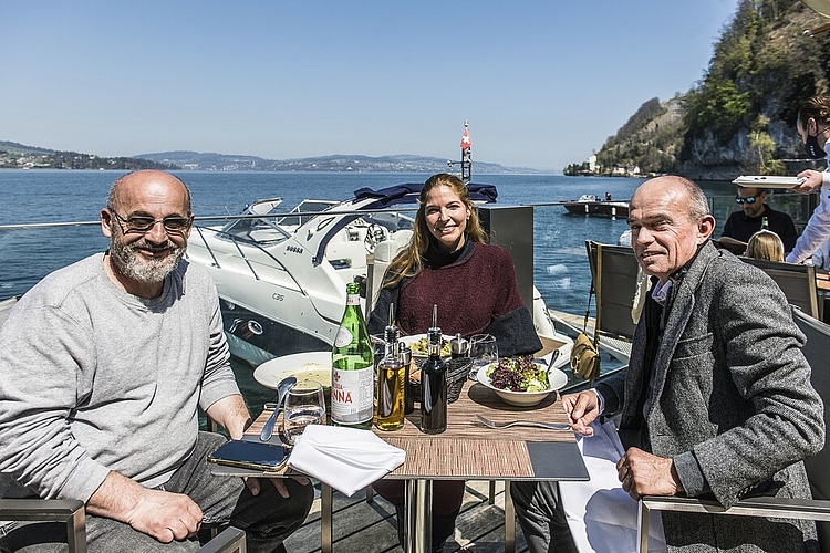 Einen geschäftlichen Termin verbinden Gega Deda (l.), Jasmar Sanchez und Rainer Heublein (r.) mit dem Mittagessen im «Aiola al Porto» in der Harissenbucht.
