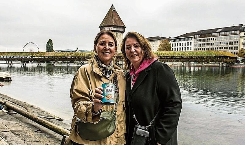 Jolanda Aregger (l.) und Yvonne Odermatt: Mit 55 Franken Einsatz für Lose gab’s eine Dose Beans. Fürs «Sonntagsznacht» mit fünf Personen war gesorgt.
