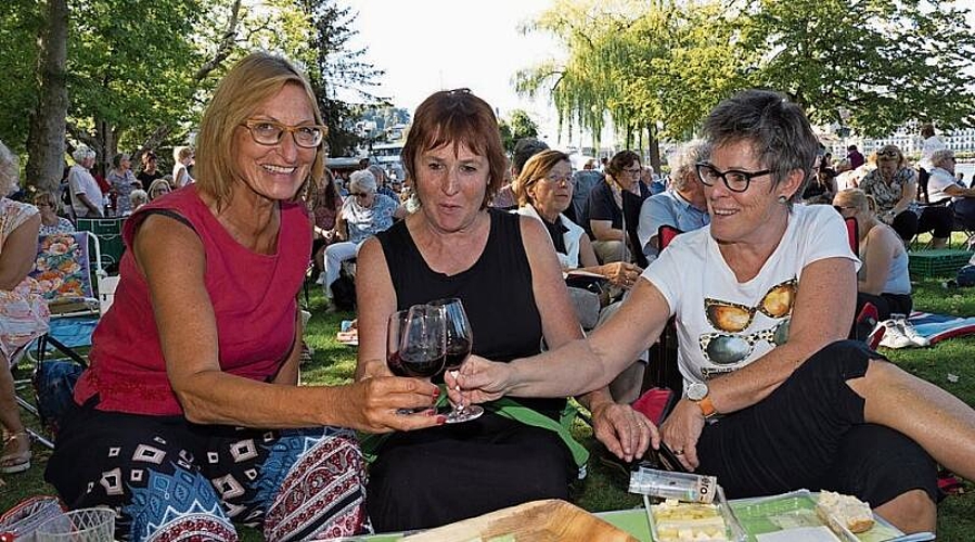 Der alternative Premierenapéro: (von links) Isabelle Frey, Bernadette Küttel und Franziska Werder mit Wein und Häppchen aus der eigenen Küche für den Klassik-Open-Air-Abend auf dem Inseli.
