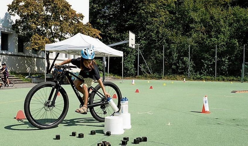 Er sieht einfach aus, der Parcours von Freeride Connection. Für Mio Barahona war es herausfordernd, fahrend die Trinkflasche zu packen.