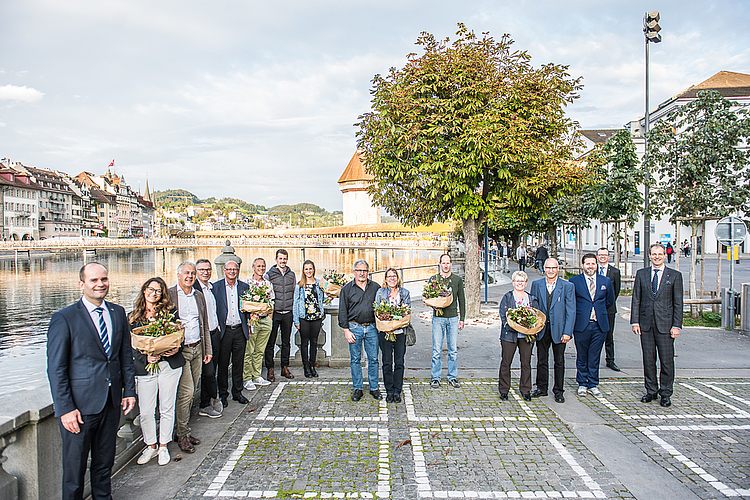 Die Preisträger und Jurymitglieder der «Besten Zentralschweizer Weine» zusammen mit den Regierungsräten Fabian Peter (l.) und Reto Wyss (r.).
