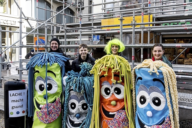 Sie verbringen die Ferien an der Fasnacht mit dem Motto: «Lache ! macht gsund». Von links: Familie Thrier mit Jürg, Enrico, Felizia und Florina.
