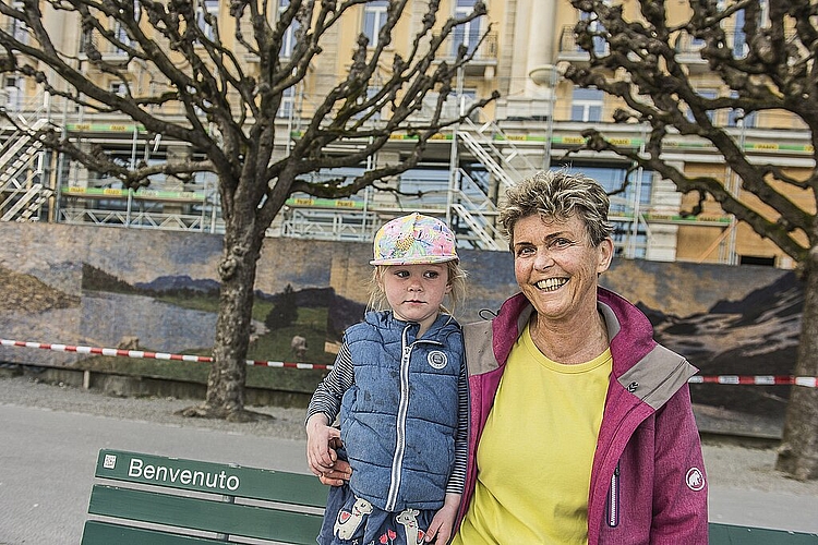 Estelle (l.) würde unter dem Bett oder im Putzschrank suchen. Und grosse
