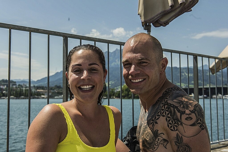 Zeitung lesen nach dem Morgenschwumm gehört für Monika und Peter Joho in «der schönsten Badi» zum Sommerritual.
