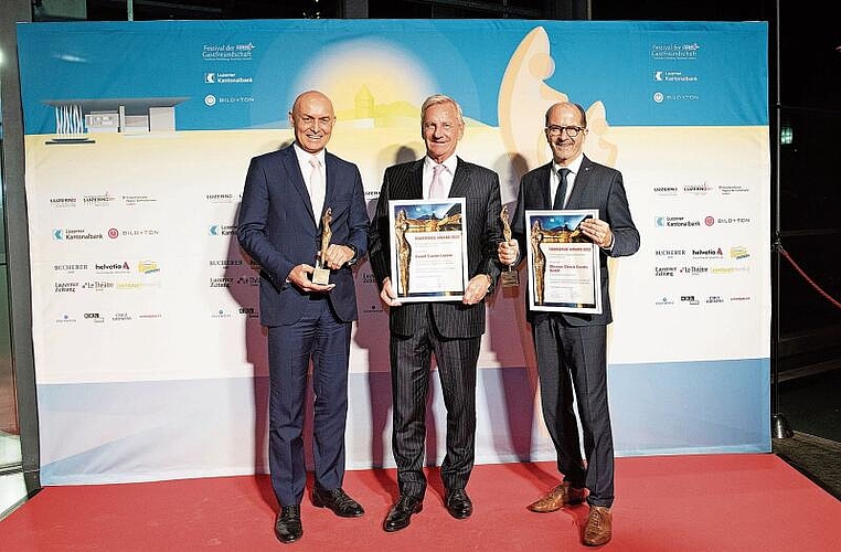 Das Grand Casino Luzern und die Obrasso Classic Events GmbH wurden in diesem Jahr mit einem Award ausgezeichnet: V. l.: Geschäftsführer Wolfgang Bliem und Verwaltungsratspräsident Guido Egli des Casinos und Werner Obrecht, Managing Director und Inhaber der Obrasso Classic Events GmbH.
