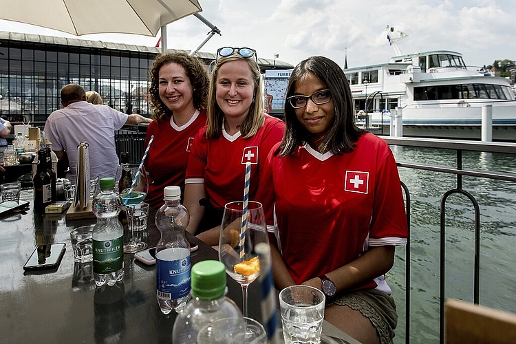 Sind vom Camping-Weekend am Sarnersee für den Match nach Luzern gereist: Cornelia Ineichen, Vithiya Sivaneswaran und Corinne Graber vom Unihockey TV Schötz (v. l.).