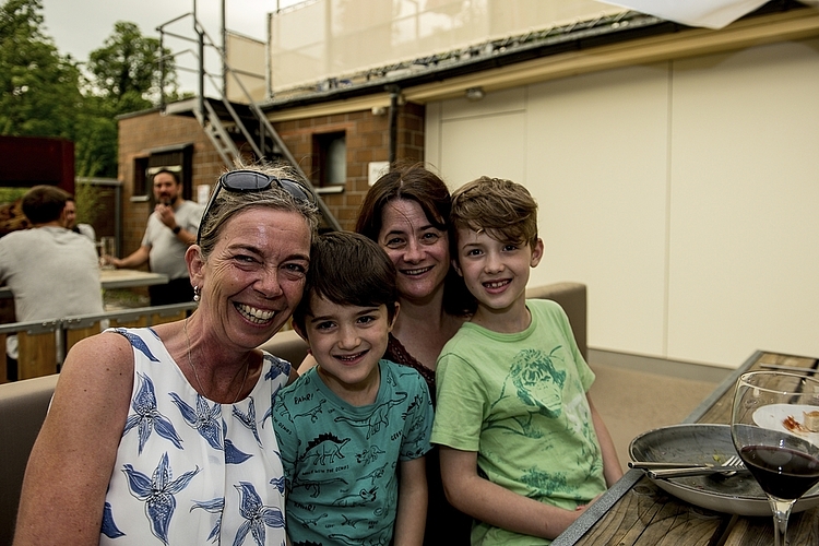 Hofften auf einen Sieg von England: Evelyne Fischer, Lino, Nicole Lanz und Liam (v. l.). Am Ende gab es im Spiel gegen Schottland keine Tore. 
