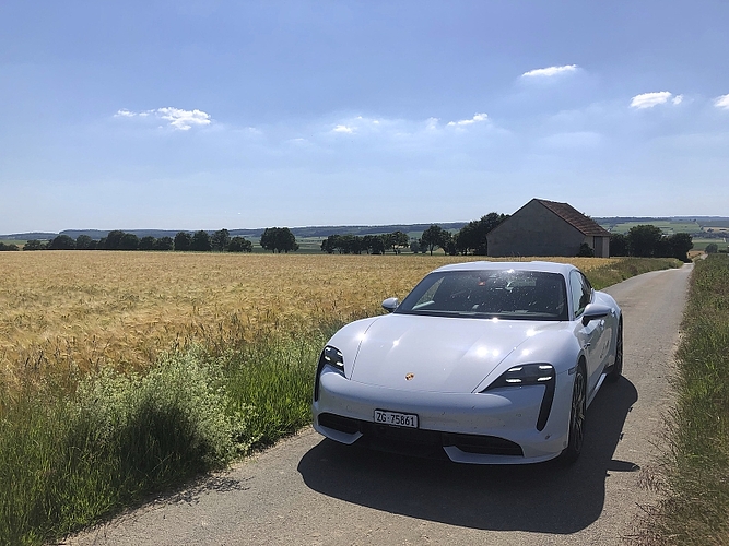 Mit einem Grundpreis von 129 100 Franken ist der Porsche Taycan kein Fahrzeug für die Massen. Bilder: Philipp Aeberli
