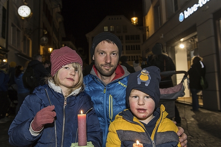 «Wir sind für den Frieden da», erklärte Martin Litzel mit den Kindern Johanna und Mathias. 
