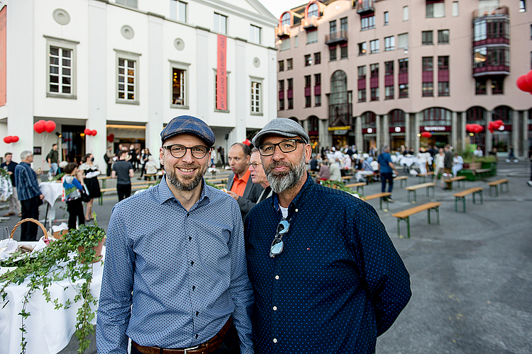 Michael Müller (l.) und Frank Preussen haben zuerst das typisch englische Gurkensandwich probiert und stillen bald den Kultur-Nachholbedarf.
