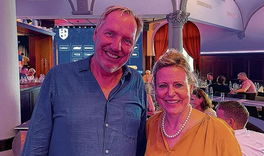 Toni Bucher, Verwaltungsratspräsident Pilatus Arena AG, und Brigitte Breisacher, Alpnach Norm. Toni verriet, dass knapp 100 Wohnungen im Pilatus Tower beurkundet sind und das Interesse noch immer gross sei.