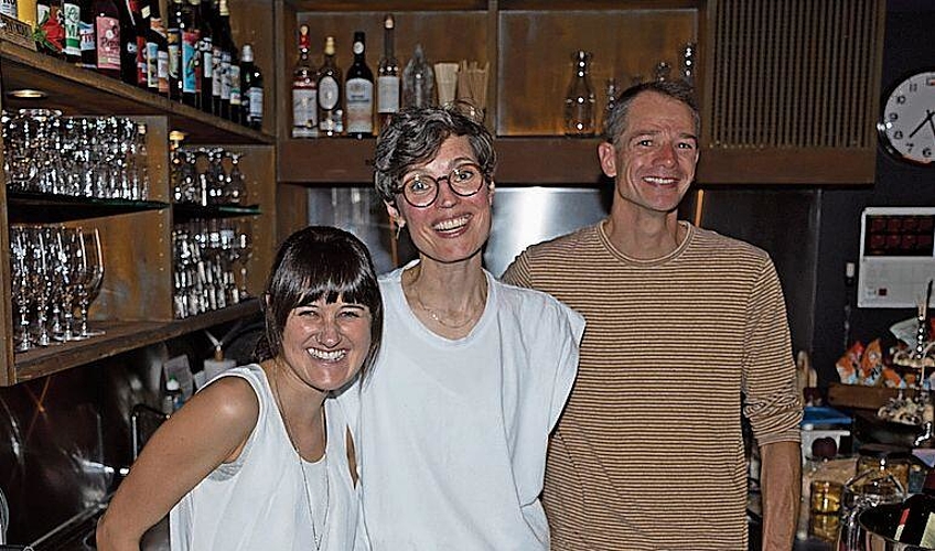 Die Crew an der Kleintheater-Bar (von links): Eliane Schneider, Nadine Zwyer und Patrick Kränzlin bewirteten die Premierengäste.
