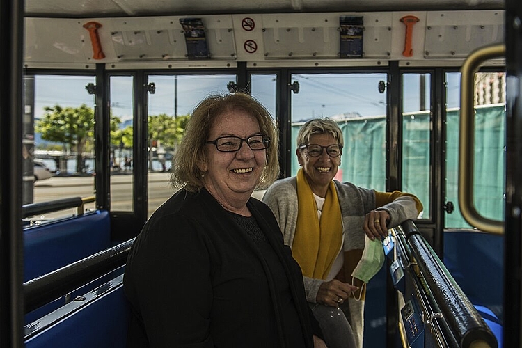 Susi (l.) und Ulrike Amann machen einen Wochenendausflug nach Luzern und geniessen die Rundfahrt.
