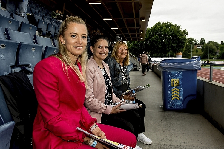 Verfolgten das Rennen aus der ersten Reihe: (v. l.) Patricia Banz, Jenny Schmidli und Margrith Banz.
