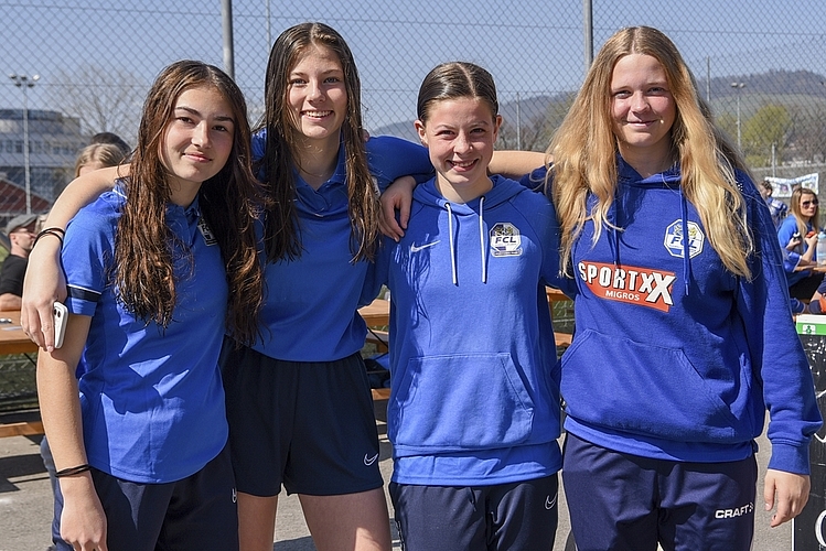 Von links: Yara Rothenfluh, Lisa Zihlmann, Ella Dahinden und Joya Arnold holten sich nach ihrem Match etwas zum Essen, bevor sie sich weitere Spiele anschauten.
