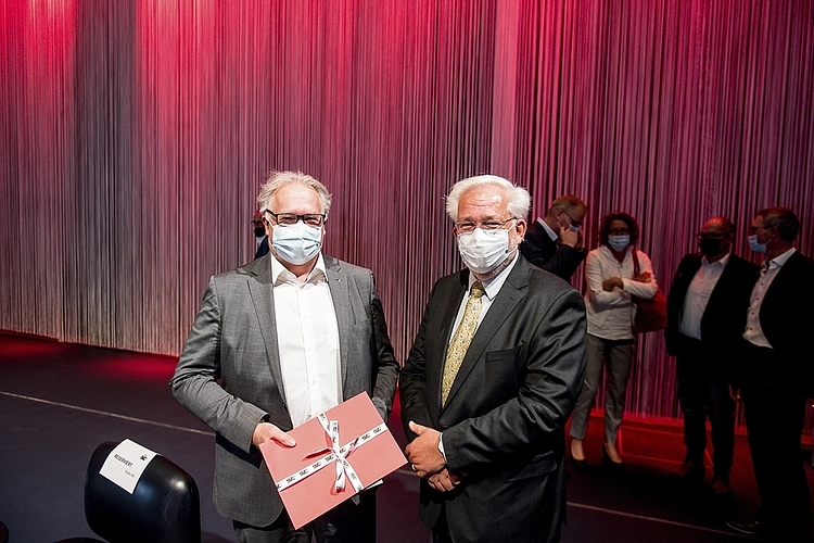 Stolz sind Rudolf Stadelmann (l.), Geschäftsführer, und Georg Reif, Verwaltungsrat Shiptec AG, auf die Mitarbeiter, mit denen sie den 3. Platz erreicht haben.