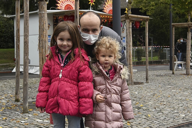 Julia Bucher (links) mit Papa Stefan und Schwester Noemi: Nach dem Büchsenwerfen ging es weiter zum «Putschiauto»-Fahren».  
