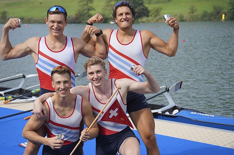 Fabio Bekcic (vorne links), Julian Müller (v. r.), Kai Schätzle (hinten links) und Maurin Lange (hinten rechts) sicherten sich bei der Elite den Schweizer-Meister-Titel im Doppelvierer.
