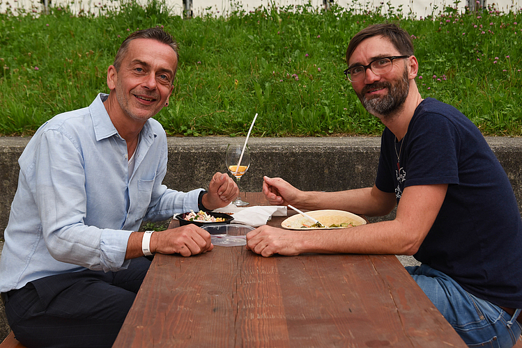 Stefan (links) und Matthias Sägesser sind regelmässige Besucher des Open-Air-Kinos und finden die diesjährige Organisation und das Programm super.
