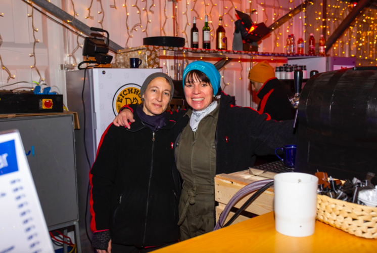 Dank ihrer warmen Getränke brauchte sich niemand vor der Kälte zu fürchten: Sandra Zumstein (links) und Alexandra Schumann.