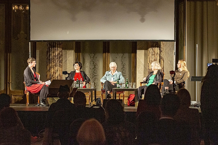 Bei der Podiumsdiskussion waren bekannte Namen aus Journalismus, Wissenschaft und Politik vertreten: Flurina Valsecchi, stellvertretende Chefredaktorin «Luzerner Zeitung», Lucia Lanfranconi, HSLU Soziale Arbeit, Brigitte Mürner, erste Luzerner Regierungsrätin, Monika Fischer, Grossmütter-Revolution, und Michelle Meyer, Co-Präsidentin Junge Grüne Luzern (v. l.).
