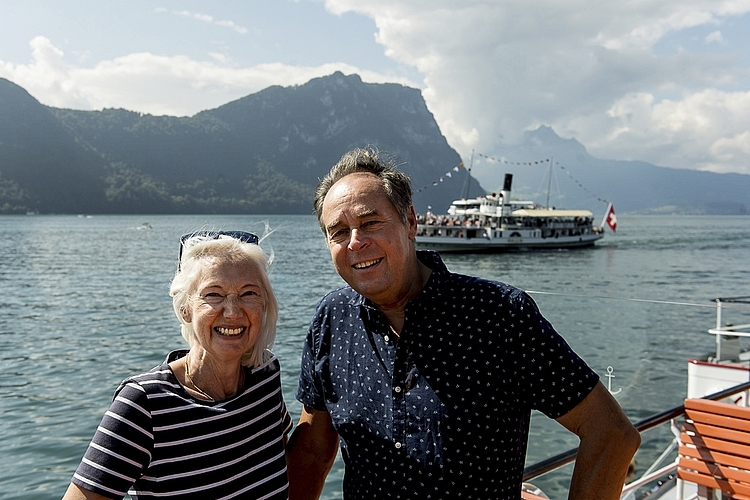 Ehrensache war es für Lorena (links) und Anita Maurer, auf der Fahrt dabeizusein. Ihr Vater beziehungsweise Ehemann ist der Kapitän auf dem Dampfschiff Stadt Luzern.
