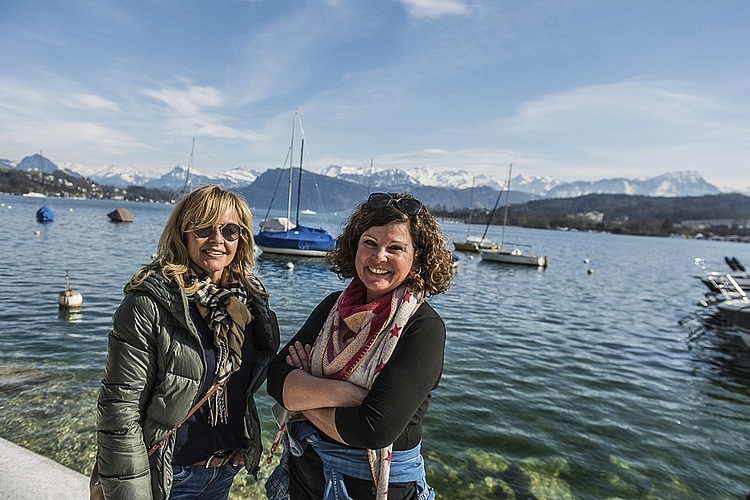 Übereinstimmend meinen Sandra Tschudin (l.) und Tatjana Wälchli, dass auf einem Kastanienbaum am Luzerner Quai das perfekte Versteck wäre.
