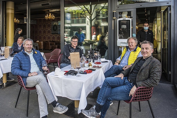 Endlich wieder Freunde sehen, zelebrieren Jan Kottucz (l.), Rolf Gmür (2vl.), Pietro Minelli (3vl.) und Sascha Ziswiler in der Daniele Winebar. Sie bleiben gemütlich im Schatten.
