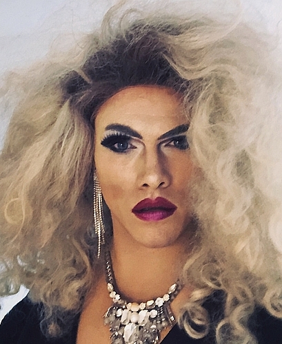 Rachel Harder, bekannteste Luzerner Dragqueen: «Um mir etwas für die Zukunft zu wünschen, bedarf es zunächst des Blicks auf die Vergangenheit: Ich bin der Stadt Luzern und vor allem dem Südpol Luzern äusserst dankbar für die Ermöglichung, queere Kultur zu erschaffen und gemeinsam zu leben. Wir haben in den letzten Jahren schon viel erreicht, doch bin ich überzeugt, dass noch lange nicht das ganze Potenzial ausgeschöpft ist. Deshalb wünsche ich mir mehr Unterstützung und Einsatz seitens der Politik, sodass die wundervolle Stadt Luzern ein noch vielfältigerer, vorurteilsärmerer, bunterer und offenerer Ort wird, als sie ohnehin schon ist.»