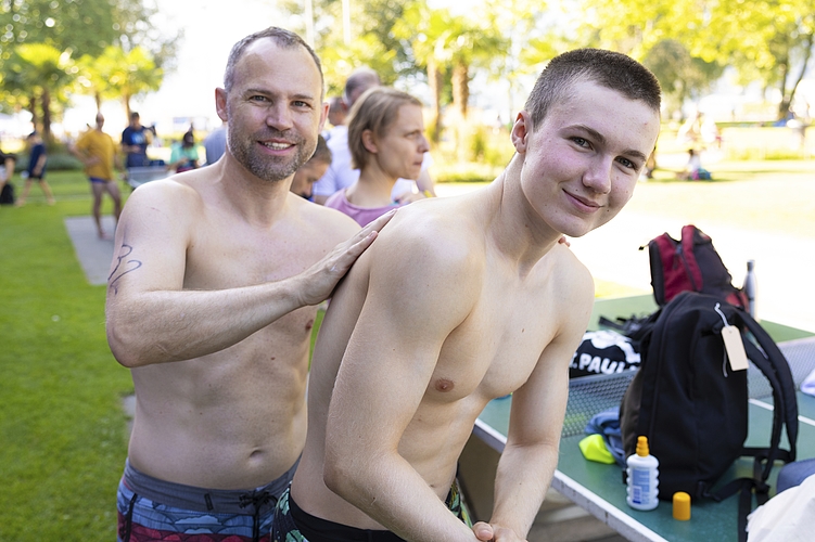 Stefan Arnet aus Luzern macht sich zusammen mit Sohn Jonas für den langen sonnigen Tag bereit.
