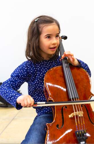 An den Beratungsanlässen der Musikschule Luzern können Kinder verschiedene Instrumente kennen lernen und selber ausprobieren. Bilder: Arthur Häberli
