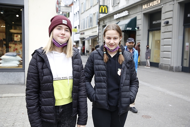 Die Zwillinge Aliya (l.) und Ylenia kamen aus dem Kanton Schwyz nach Luzern, um den freien Nachmittag wieder mal mit «Lädele» zu verbringen. 
