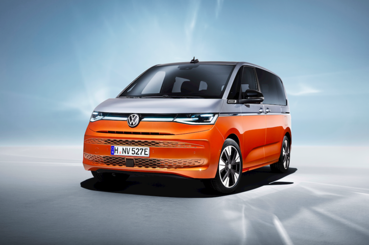 Der T7-Bus von VW kommt mit Verbrennungsmotor und als PHEV, der Roadster SL erscheint mit V8-Motor, Renault kommt mit dem Mégane E-Tech, und der neue Range Rover gibt’s zuerst mit Verbrennungsmotor, PHEV und E-Antrieb folgen. Bild: PD