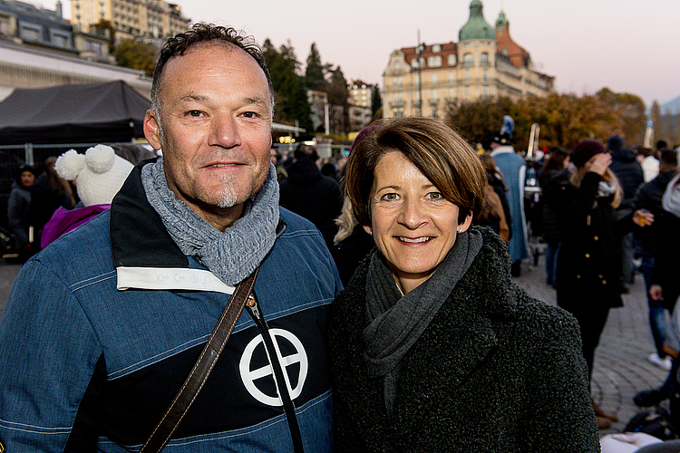 Als angenehmen Zufall beim Spazieren trafen Edith und Walter Schwarz (links) und Lucia und Guido Heer auf die Präsentation und hoffen, dass die Fasnacht stattfindet.
