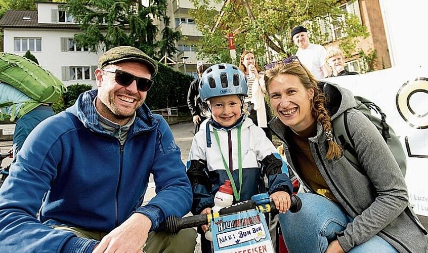 Von links: Liv Hermann, Marisa und Angela Reati sowie Martina Hermann. Als neugierige Anwohnerinnen finden sie es eine coole Sache, dass im Quartier etwas läuft.
