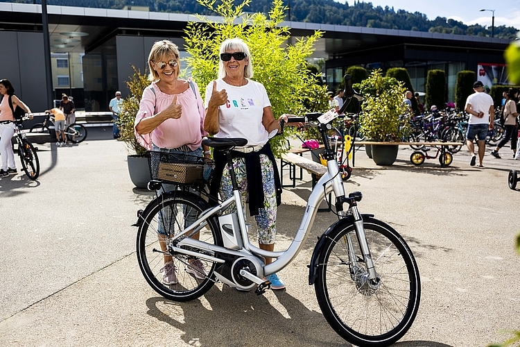 Anna Winiger (links) und Rosa Maria Gabriel schnappten sich ein E-Bike und blicken nun einer hoffentlich positiven ersten Erfahrung mit einem elektrischen Drahtesel entgegen.
