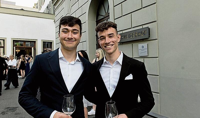 Elio Caruso (l.) und Niklas Beck, beide Hotel-Kommunikationsfachmann EFZ, haben das Hotel von A bis Z kennen gelernt – und von der Putz- bis zur Direktorencharge alles erlebt und erlernt.