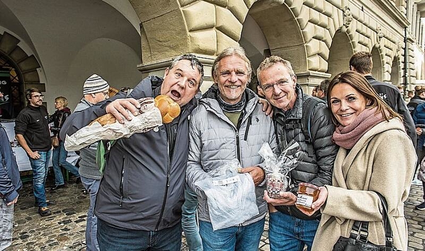 Als Sujetgruppe Schnaeggepost.ch an der Fasnacht unterwegs und am Chilbisonntag haben alle einen Preis abgeräumt. Von links: Guido Rechsteiner, Roli Fankhauser, Adrian Trutmann und Iris Camenzind.
