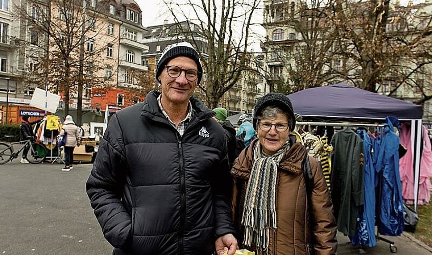 Urs Meyer und Vreni Aregger. Vreni hat ein Strassenkleid gekauft, mit dem sie an die Ebikoner und die Luzerner Fasnacht gehen wird.
