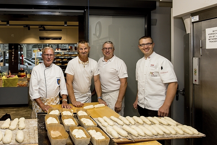 Am Samstagmorgen bereiteten die Bäckermeister Peter Zai, Peter Müller, Seppi Kreyenbühl und Urs Röthlin, Leiter Bäckerei und Feinbäckerei, Richemont, die Zöpfe zu (von links).
