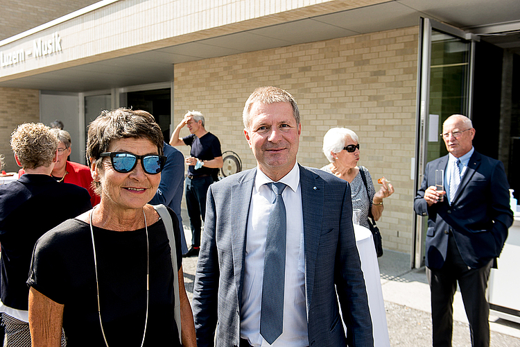 Tasteninstrumente beherrschen Sylvia Egli von Matt, Vizepräsidentin Fachhochschulrat, und Regierungsrat Marcel Schwerzmann. Beide haben Orgel- und Klavierunterricht genossen.
