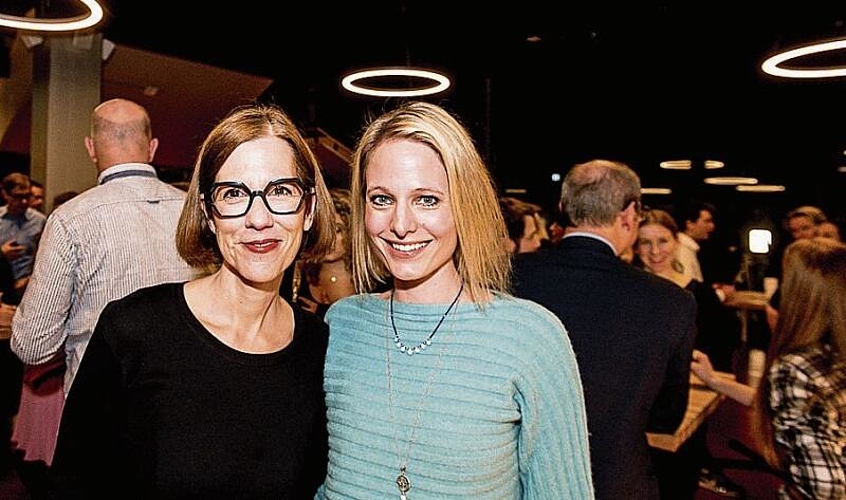 Cornelia Jozic (l.) und Mascha Santschi. Mascha wurde während der Aufführung von Tänzern zu einem spontanen Tanz aufgefordert, lehnte mangels Hüftschwungerfahrung dankend ab.
