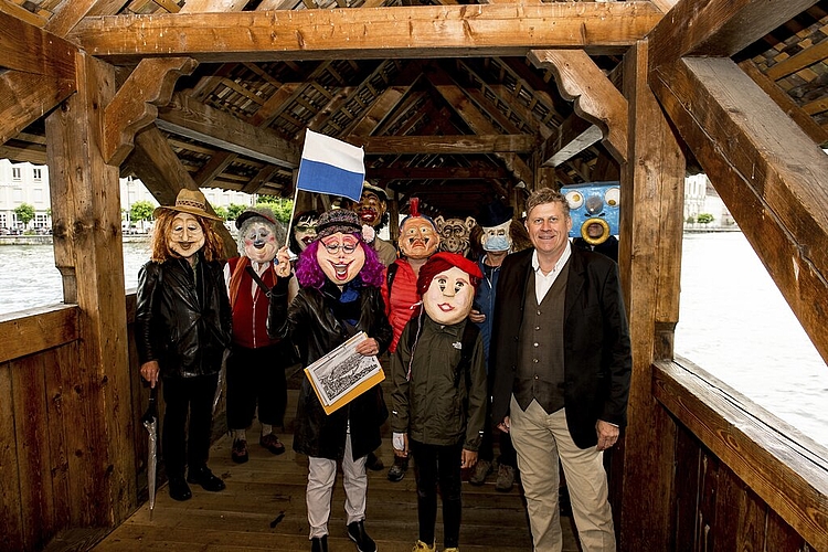 Für Roman Furger (rechts) war die «5. Jahreszeit» ein Grossereignis für Luzern. Er ging auf eine Stadtführung mit der Schnäggebörger-Guuggenmusig.
