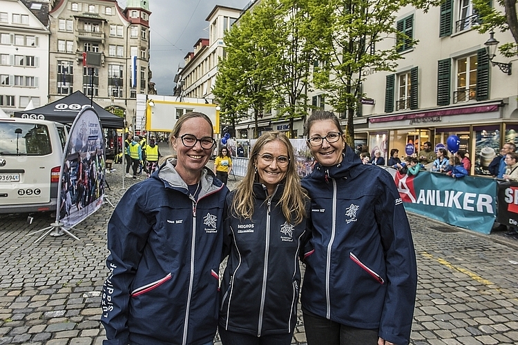 Viele freiwillige Helferinnen und Helfer unterstützten den Anlass. Vom Skiclub Horw halfen beim Stadtlauf (von links) Birgit Frank, Kathrin Kempf und Martina Joos mit.
