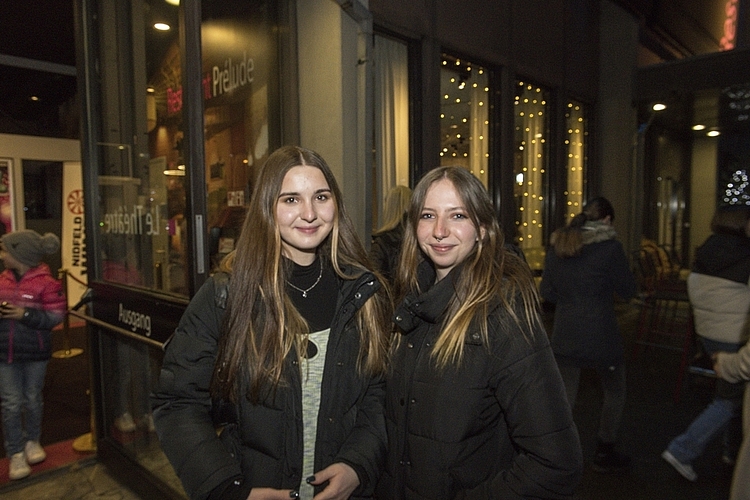 Julia Schumacher (links) und Morena Sidler. «So gut, dass die gleichgeschlechtliche Liebe in der Unterhaltung Platz gefunden hat», meinten sie nach der Premiere.
