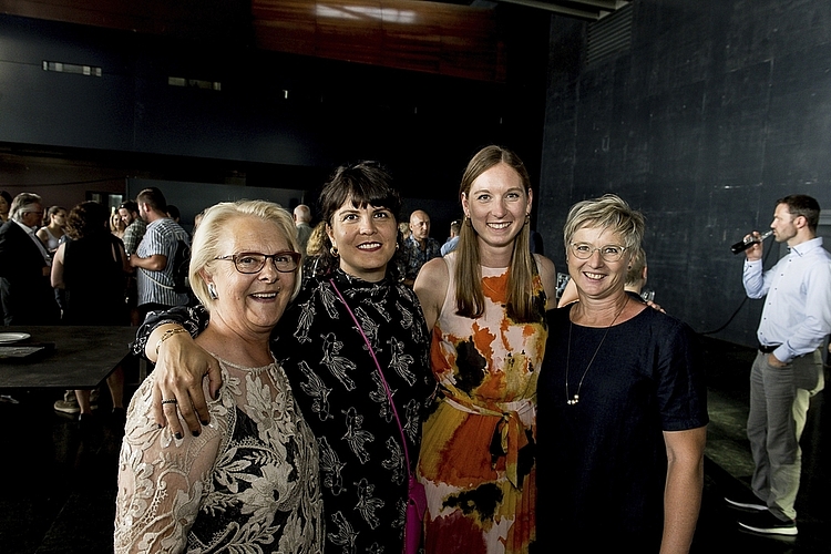 Von links: Maret und Marisa Zadotti mit Monika und Hanny Zihlmann. Marisa und Monika haben mit ihrer Agentur Wink das Layout des 100-Jahr-Jubiläums gestaltet.