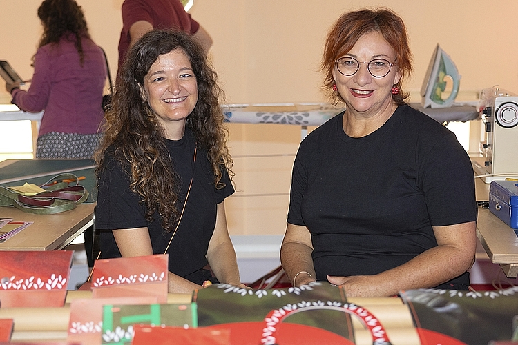 Maribel Aramendia (links) und Katerina Todorovska arbeiten in der Kostümabteilung des LT. Sie verkauften im Haus gefertigte Handtaschen.