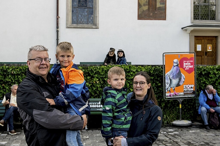 Ruedi und Sabrina Camenzind sind mit Matteo und Nevio extra in die Stadt gekommen und haben die Lozärner Kracher im Hintergrund entdeckt.